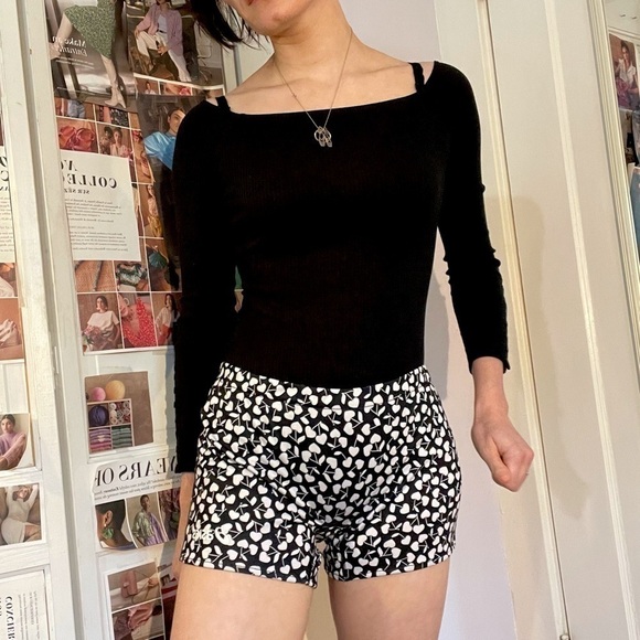 ASICS Medium Athletic Shorts 4” Inseam in 🍒 Print 🍒 - Picture 7 of 8